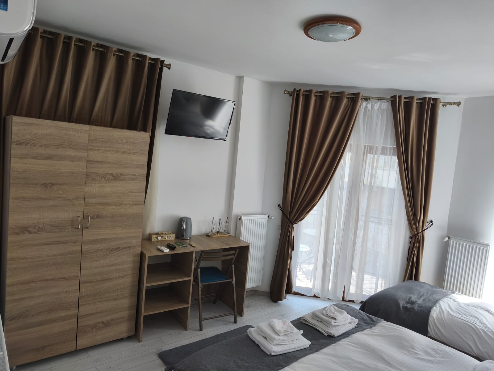 Cameră Triplă Nr. 1 dulap și TV — Central View Craiova