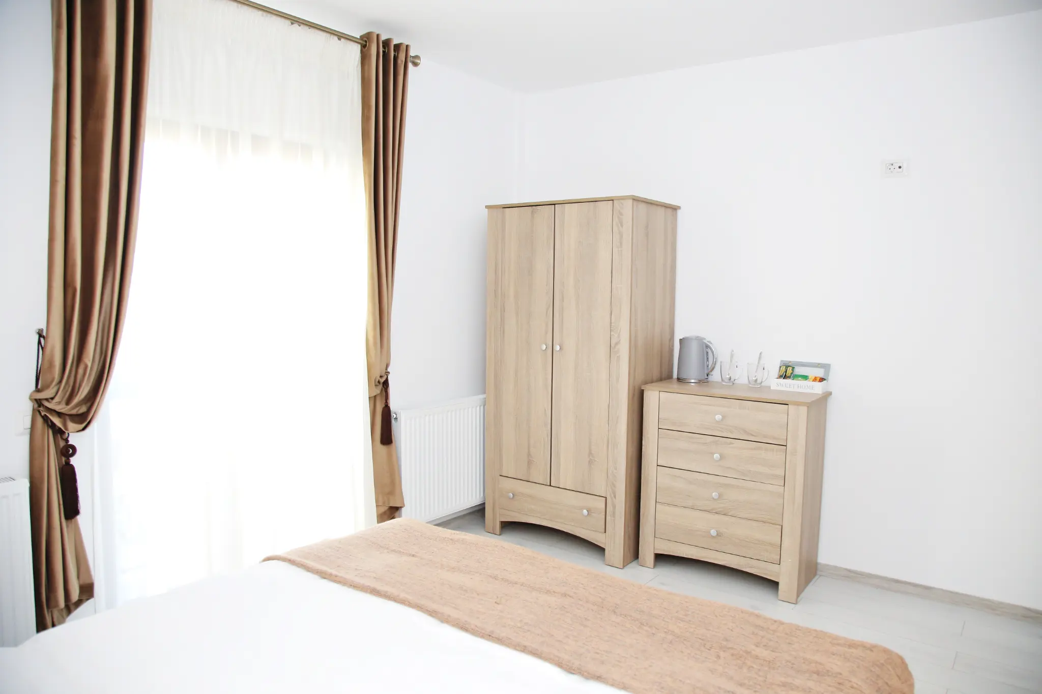 Mobilier din lemn Camera 6 — cazare central Craiova