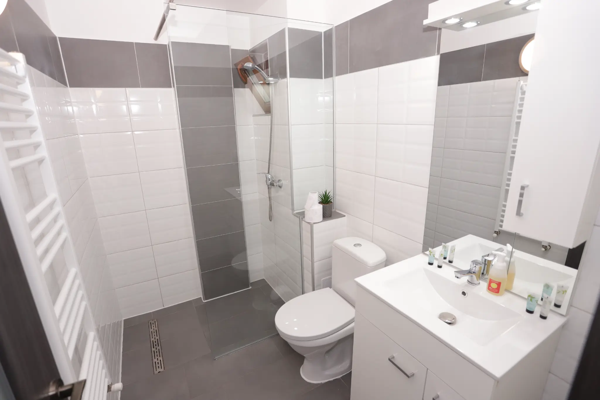Baie cu duș walk-in Camera 8 — Central View Craiova